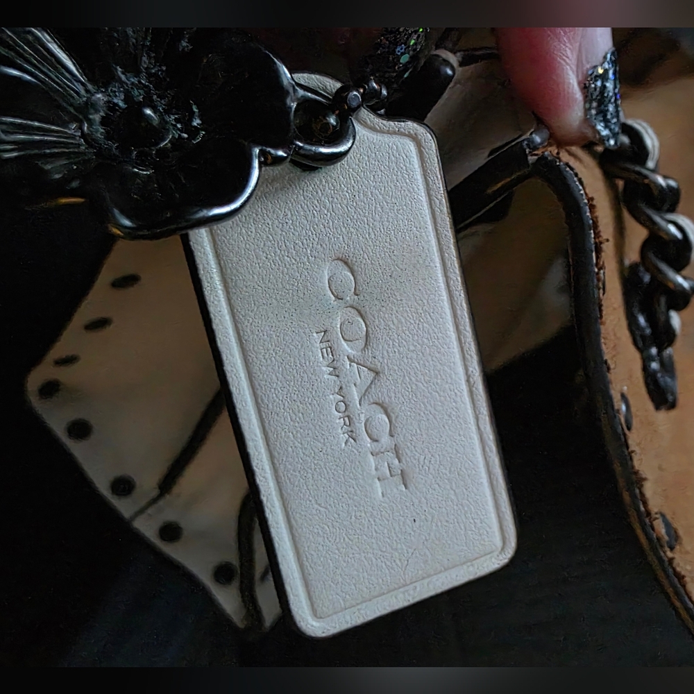 Coach Parker 18 shoulder bag in refined chalk or bone leather with rivets. - Picture 11 of 11